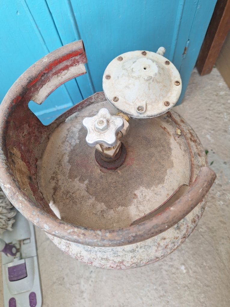 Газовый балон красный