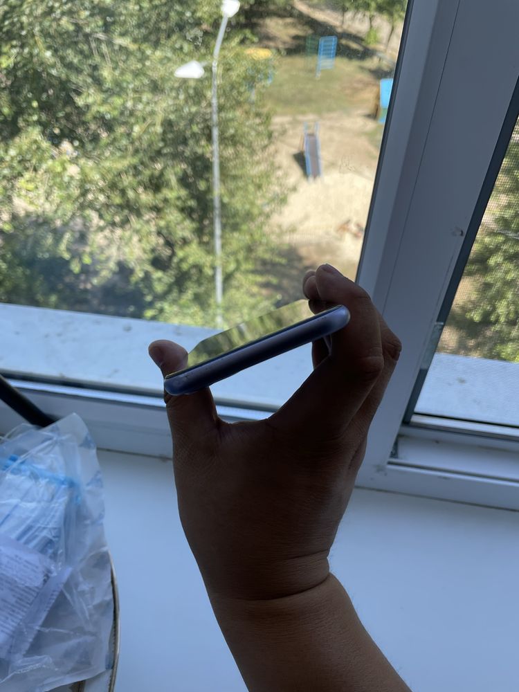 Продам Айфон 11 64 гб