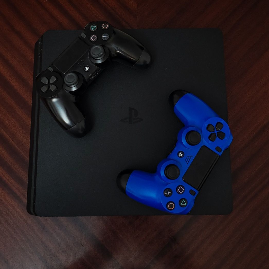Sony Playstation 4 Slim, 1 TB + 2 контроллера DUALSHOCK