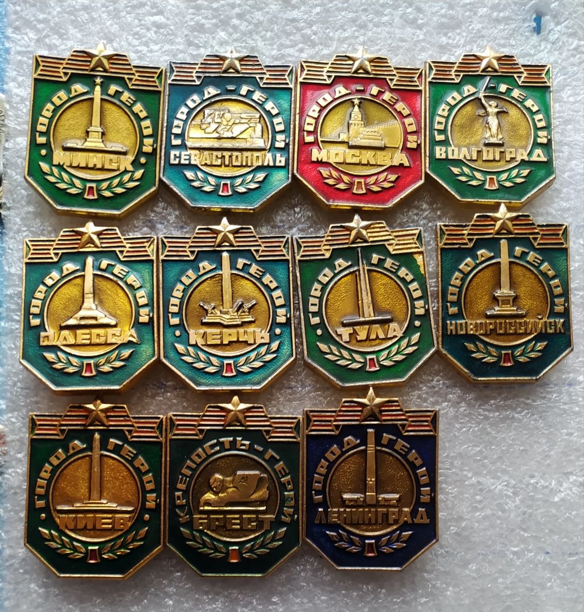 Продажа значков наборами.