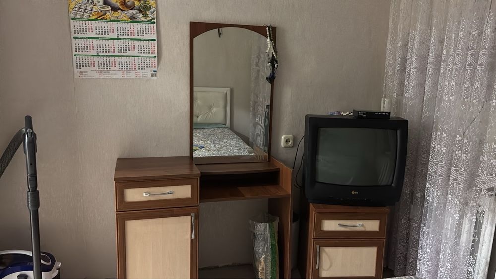 Тумба с зеркалом и две тумбочки