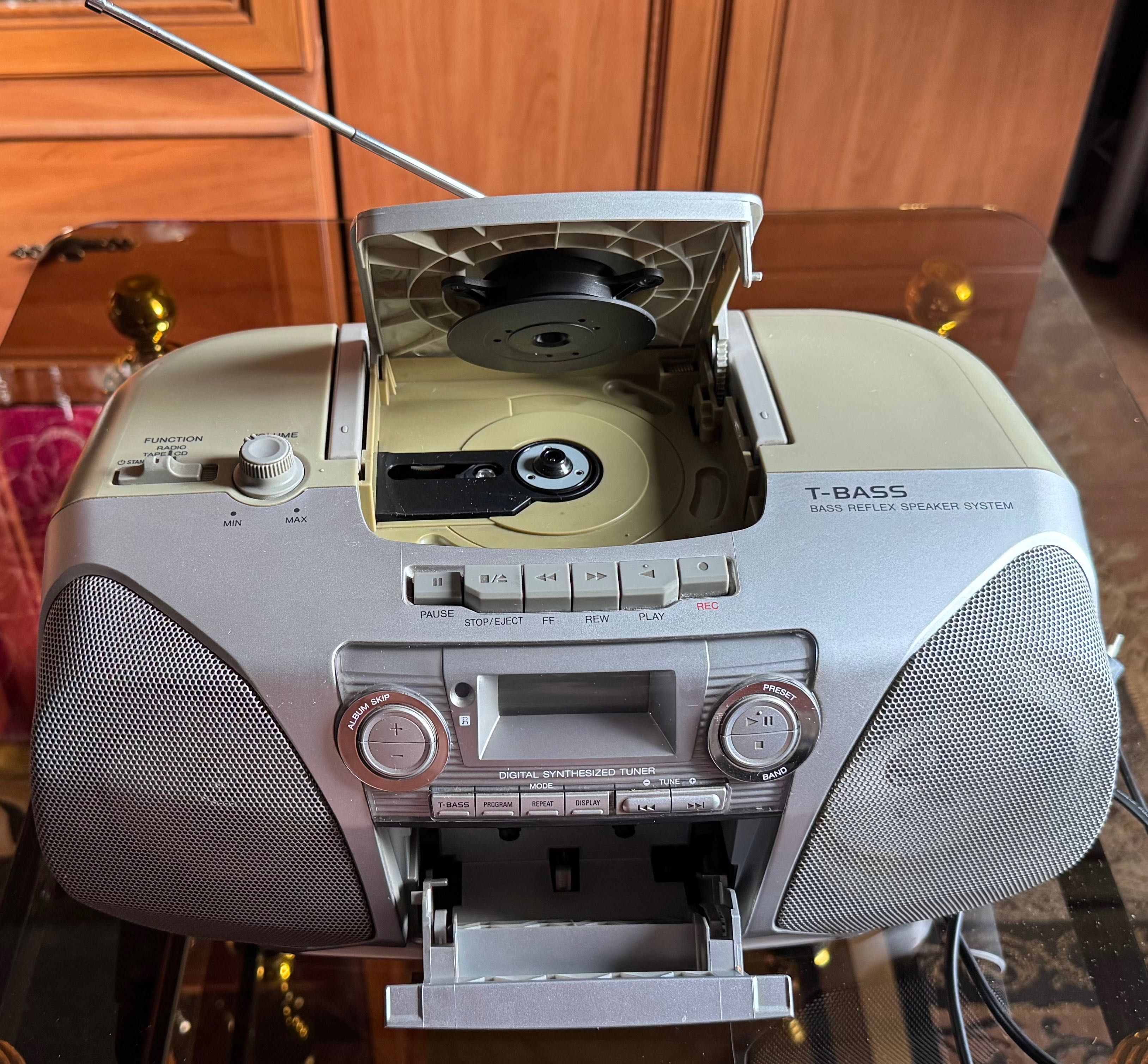 Магнитола фирмы Aiwa (корпорация Sony).