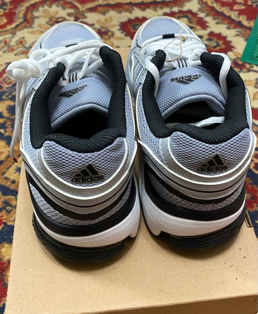 Продам кроссовки Adidas
