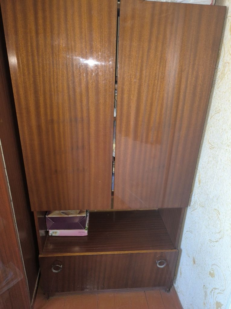 Продаются письменный стол и шкаф книжный для школьников