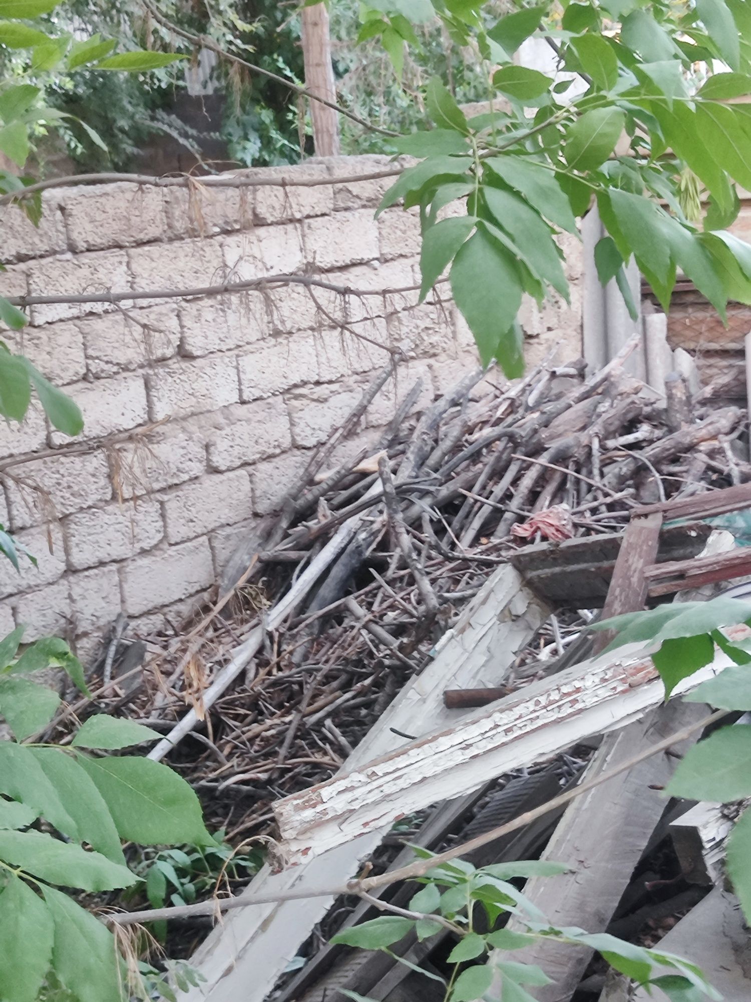 Дрова, шифры, кирпичи, камни