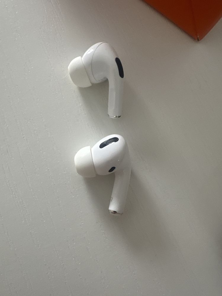 AirPods (2 наушника, без чехла)