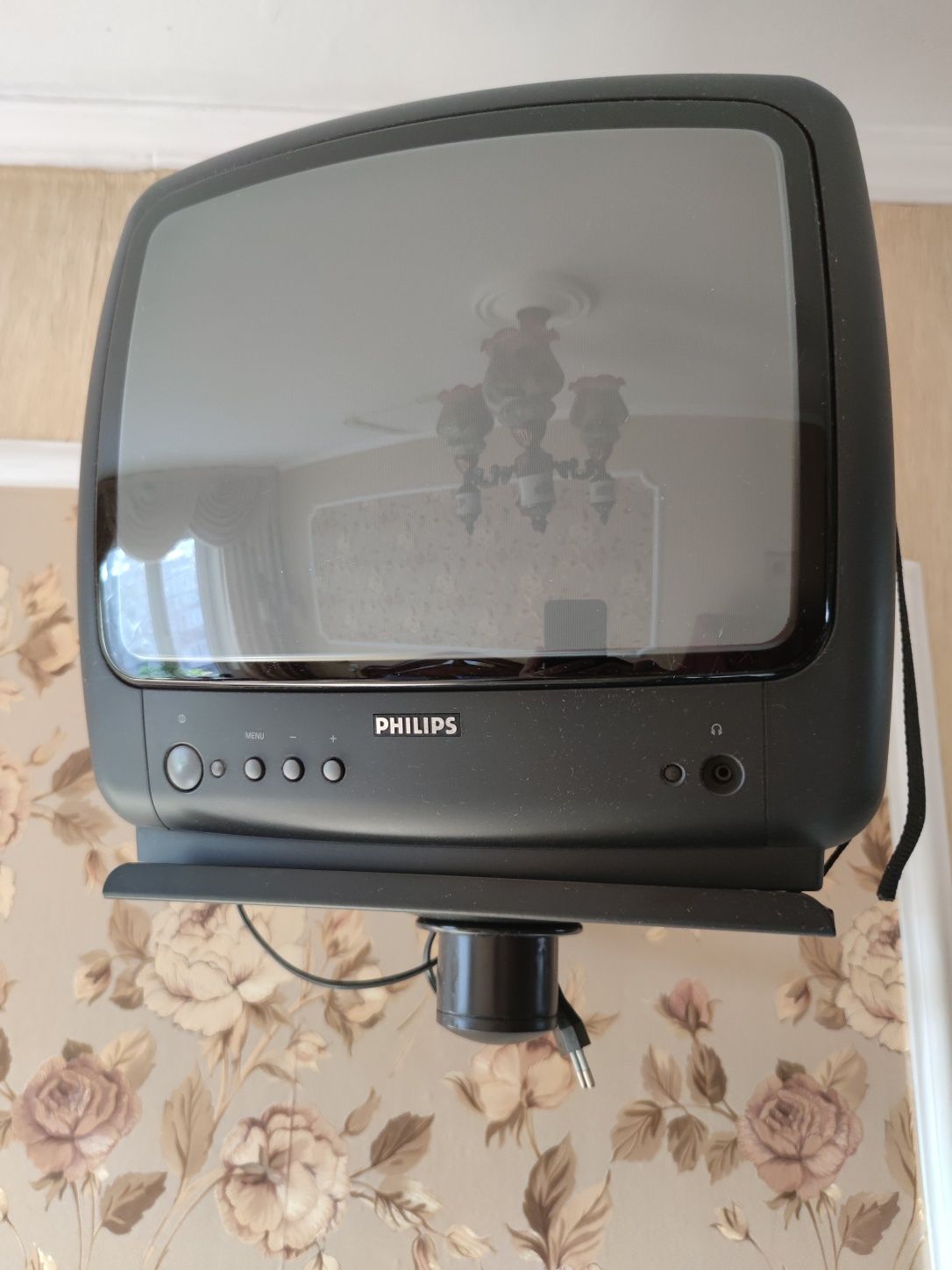 Продам телевизор PHILIPS бу с крепежным механизмом к стене.