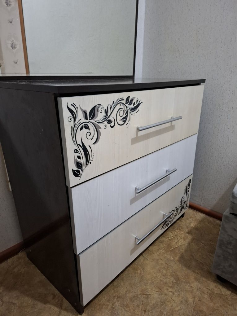 Комод с зеркалом