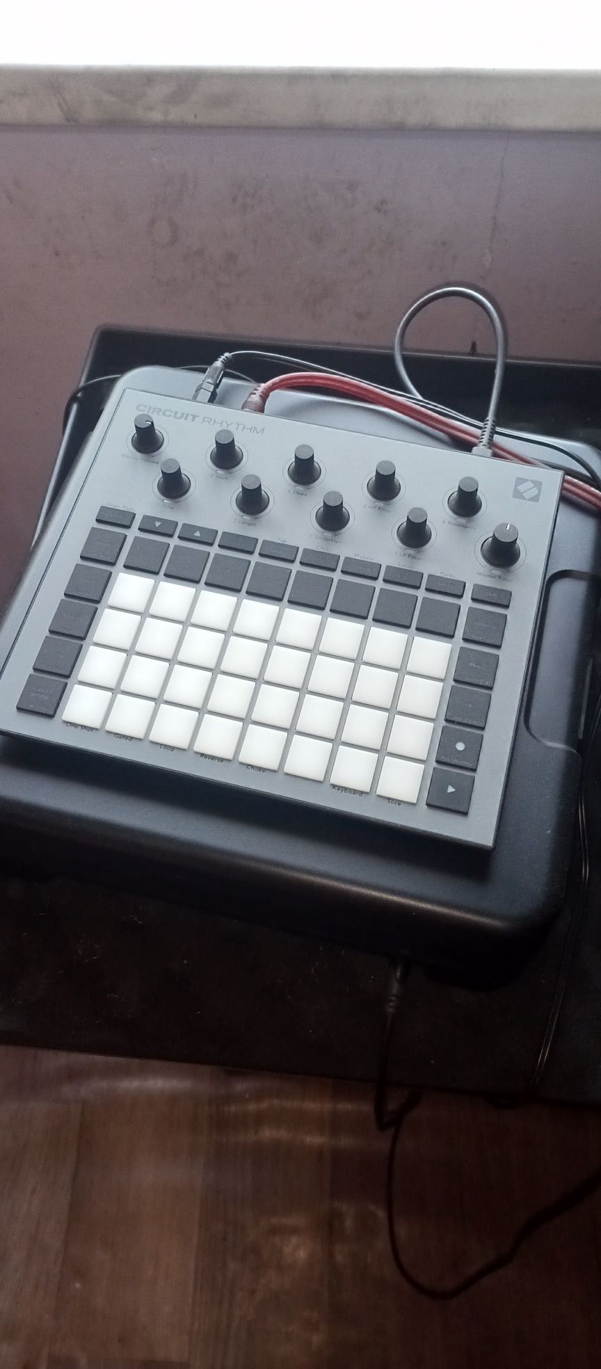 Грувбокс Novation Circuit Rhythm