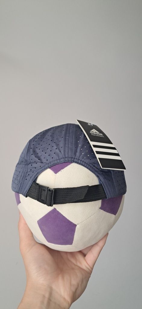 Adidas футболкаи  кепка сатылады