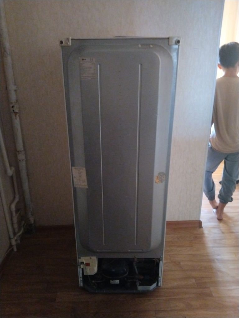 Отдам холодильник на запчасти бесплатно