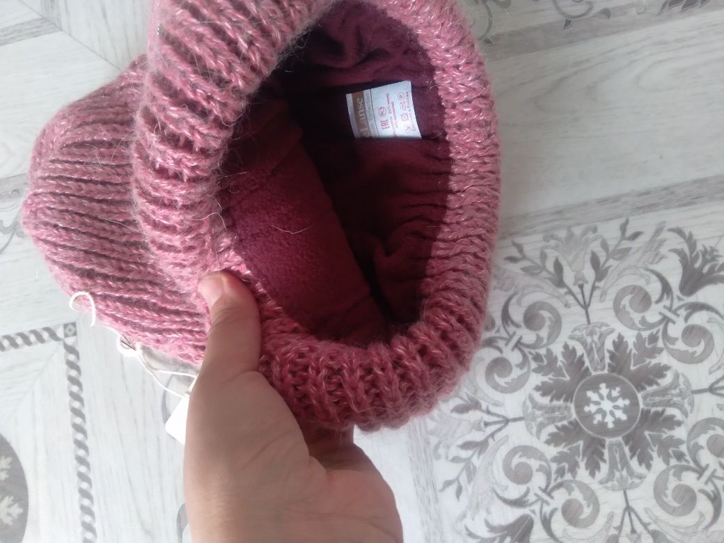 продам две  новые женские зимние шапки