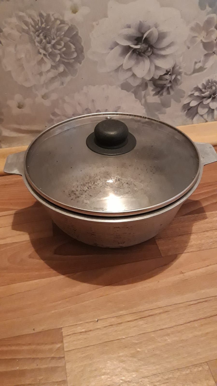 Небольшой глубокий.