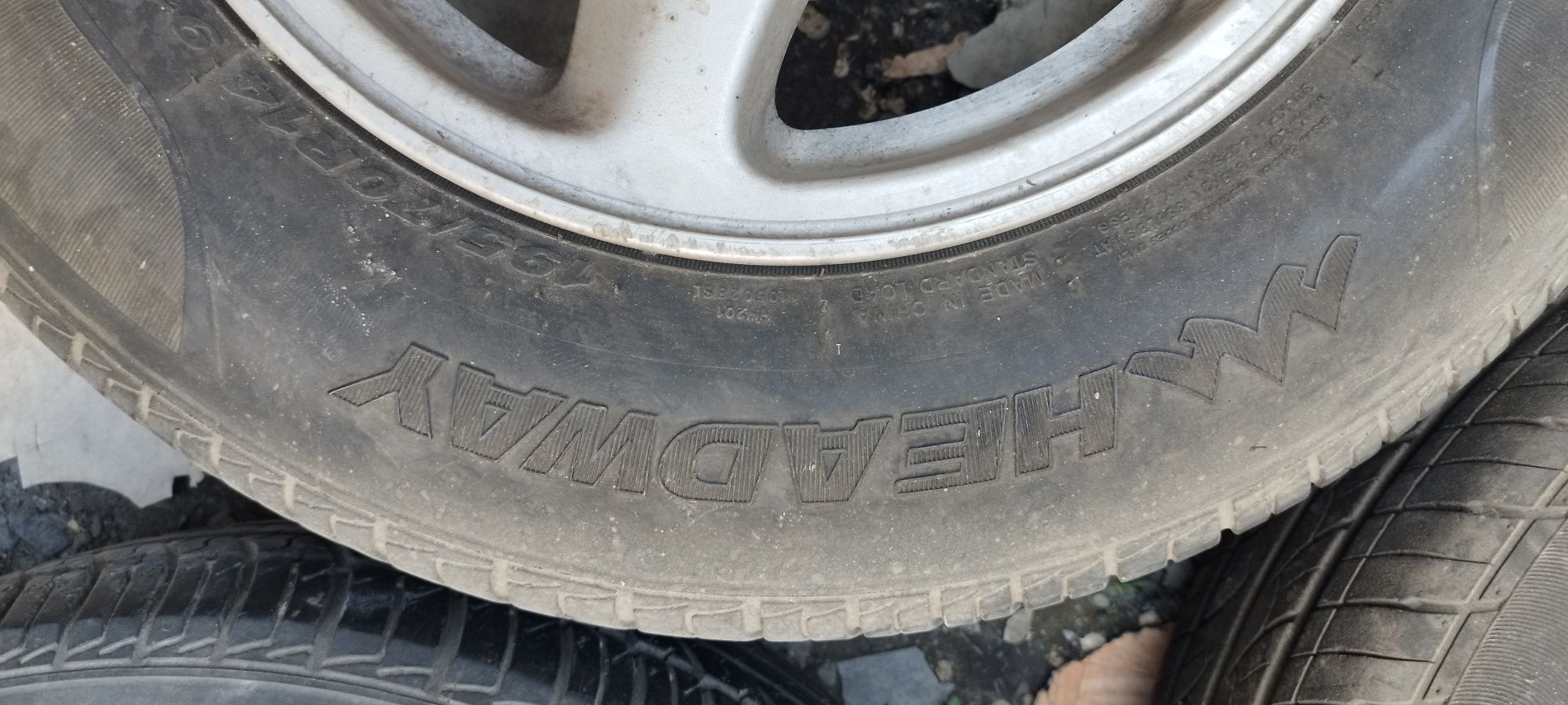 Продам диски с шинами от тайота Ипсум