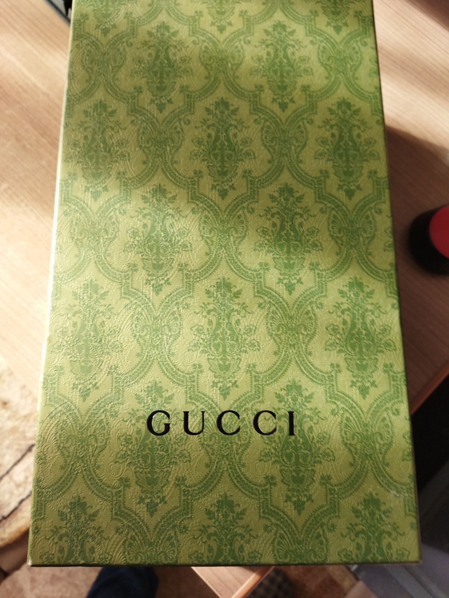 Продам женские кроссовки