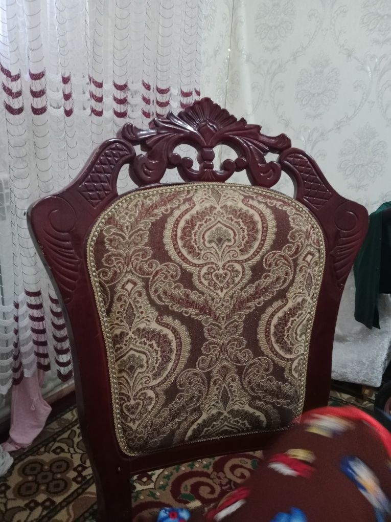 Стол, стулья для гостей
