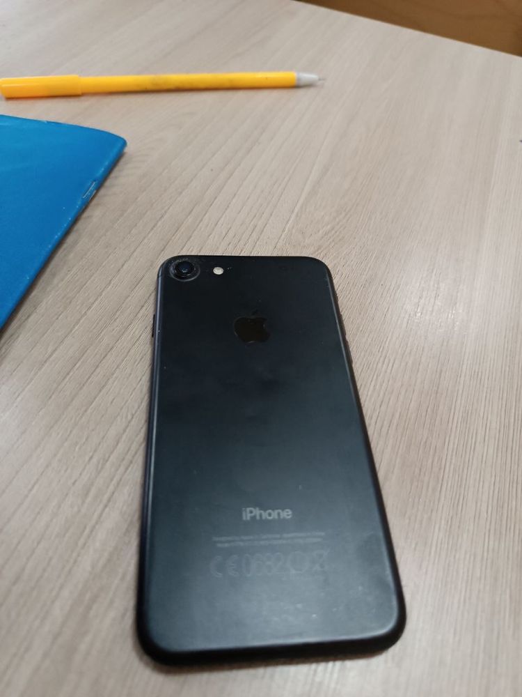 Продаю Apple iPhone 7 32GB Black в хорошим состояни