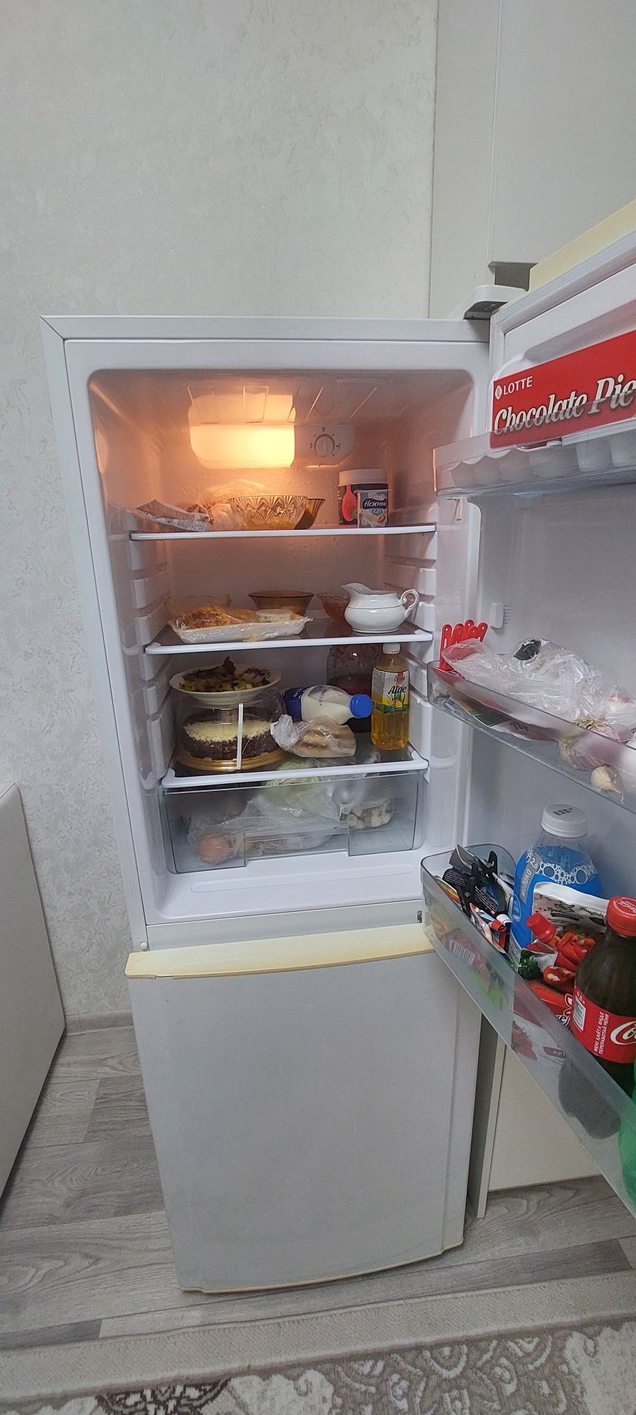 Продаю холодильник двухкамерный в хорошем состояний