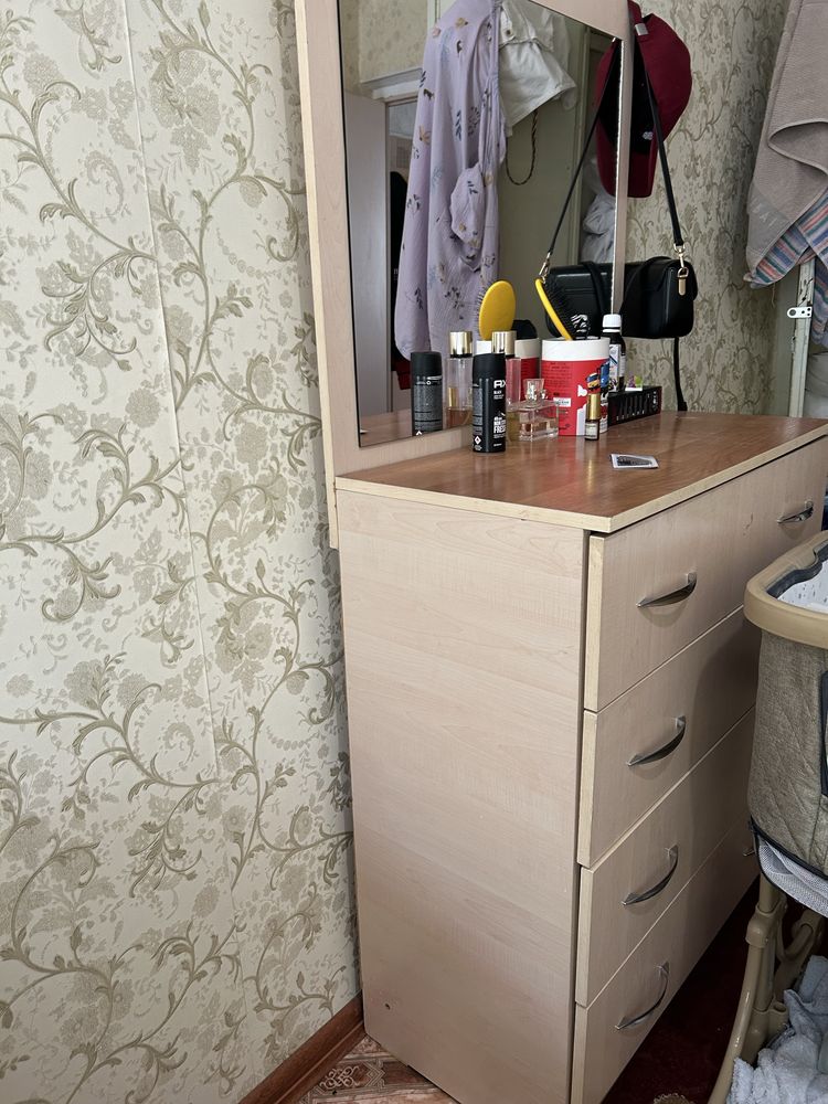Продам кровать 2*145 без матраса, комод с зеркалом, тумбу прикроватную