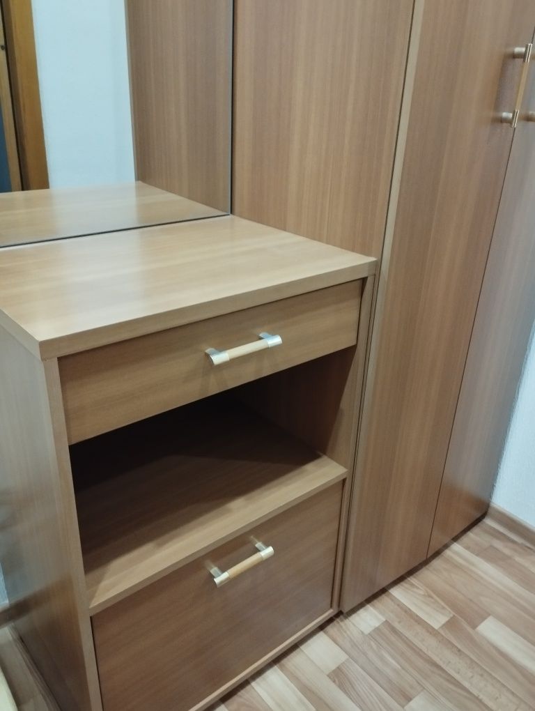 Продам прихожую для коридора
