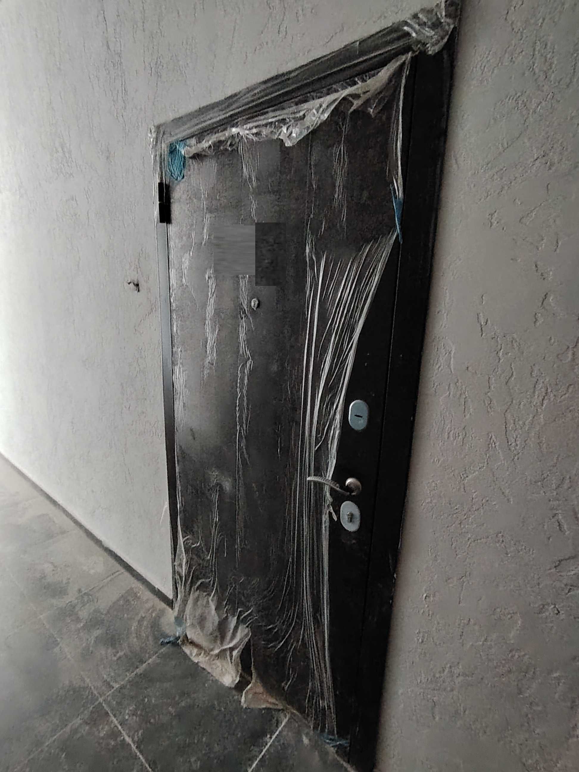 Продам входную металлическую дверь.