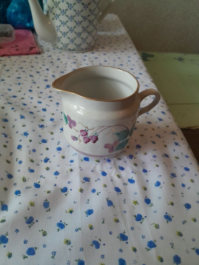 Продаются бокалы(новые), остальные б/учашки,разные фужеры.