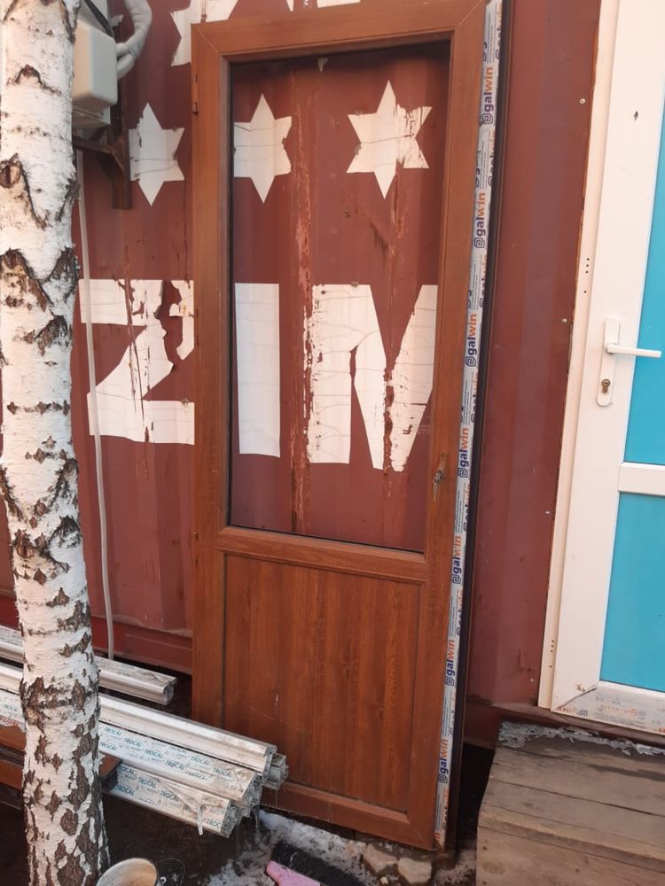 Продам пластиковую дверь