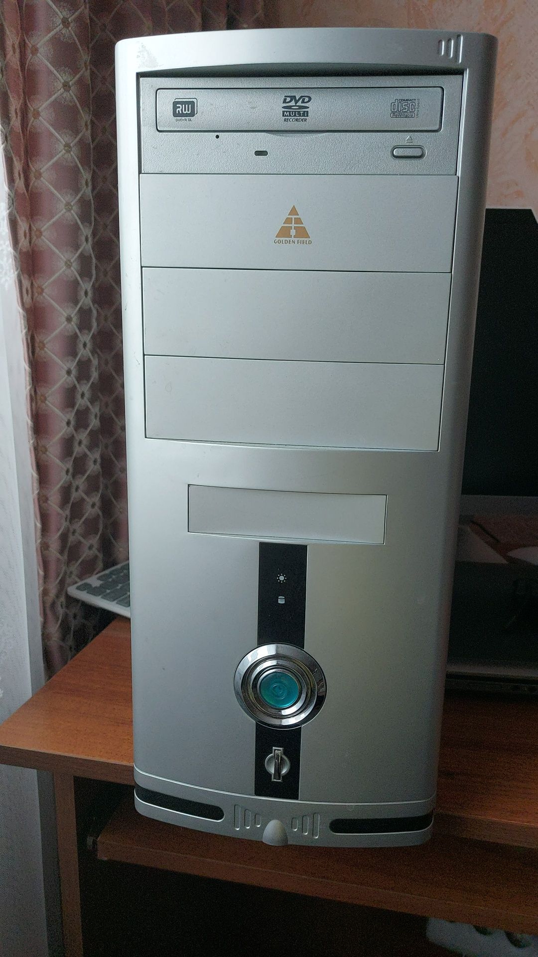 Продам монитор с системником и клавиатурой