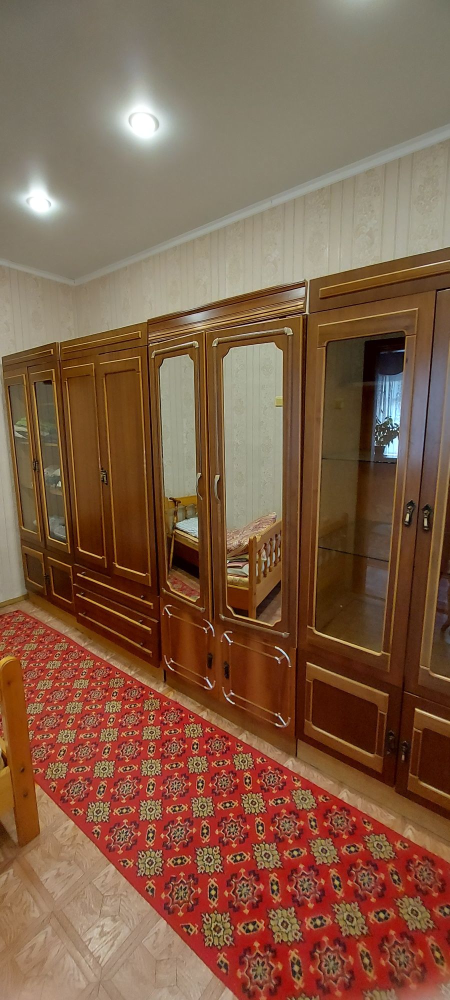 Продам Шкаф Сервант