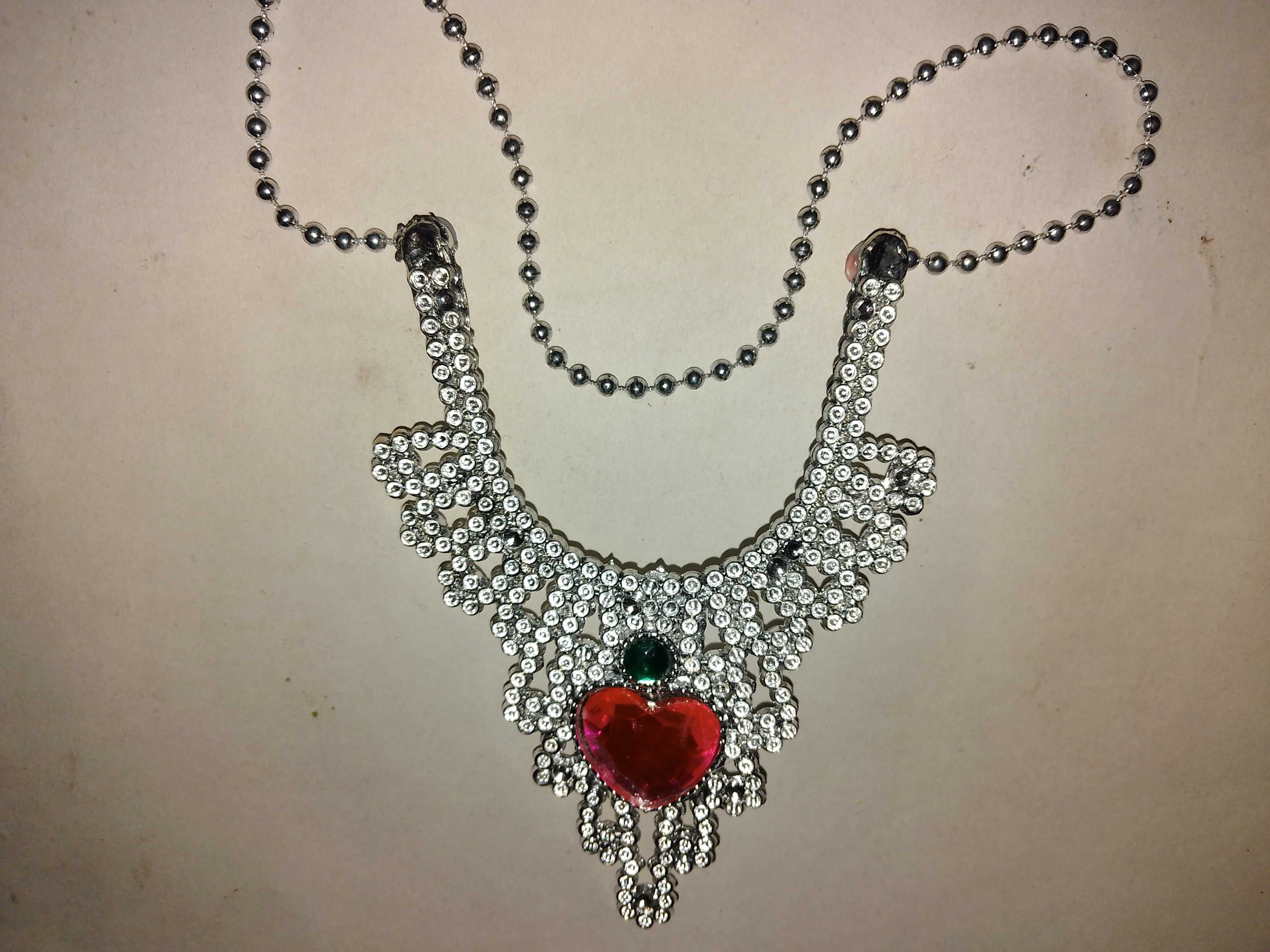 ПРОДАМ КОЛЬЕ-КОРОНУ ! Серебристая с камнем. Пластиковая. Для девочек.
