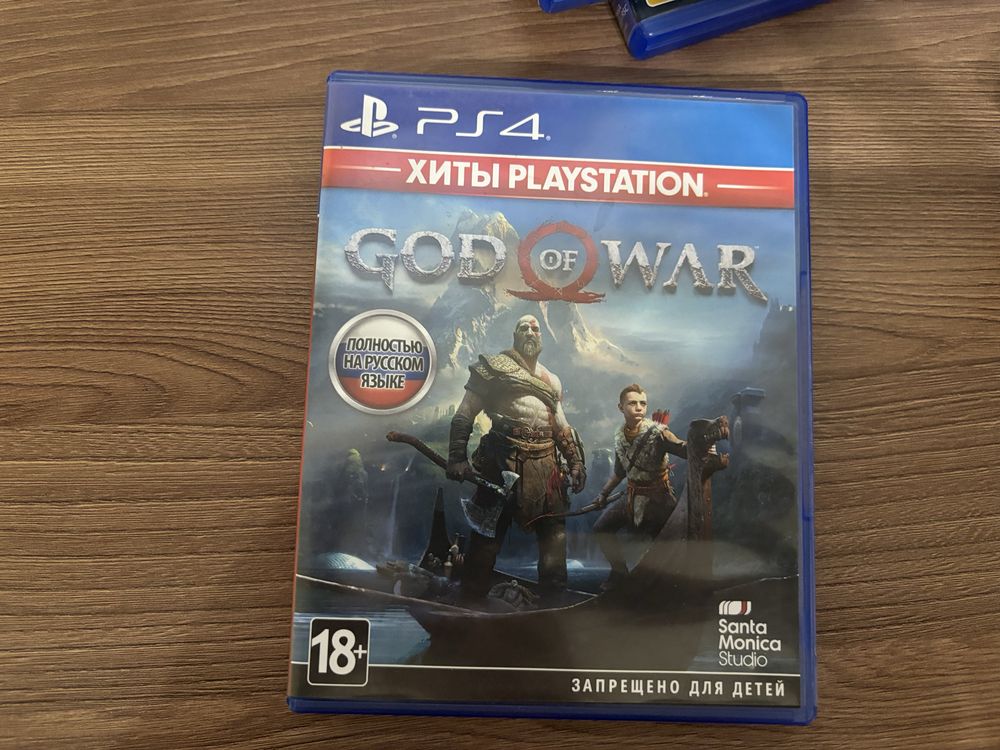 Продам PlayStation 4 + игровые диски и 2 контролера