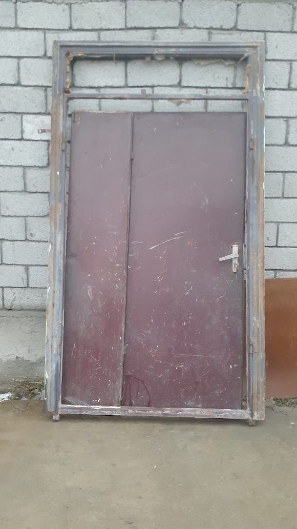 Темыр есык сатылады.