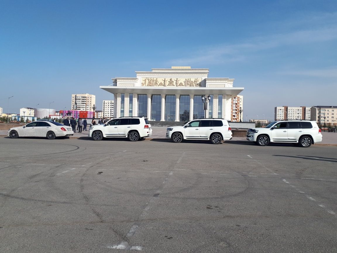Прокат авто LC200.