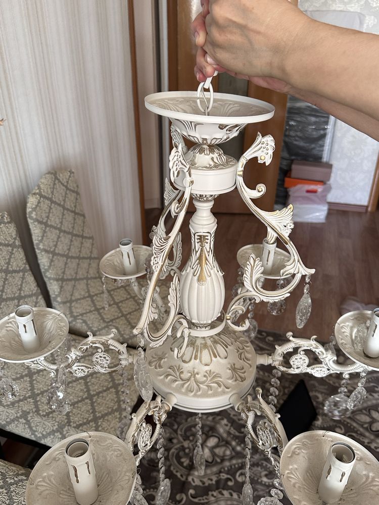 Продам стильную классическую люстру