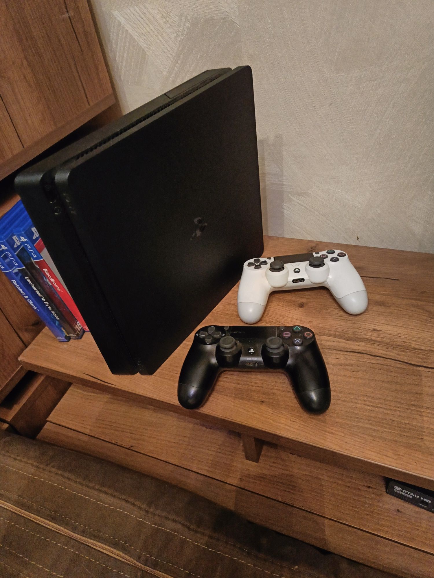 Продам Playstation 4 slim 1tb
