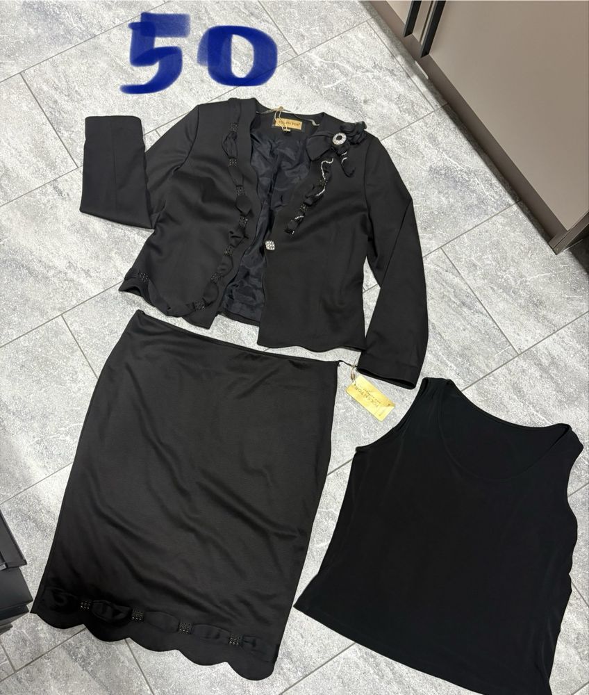 Продам женские костюмы