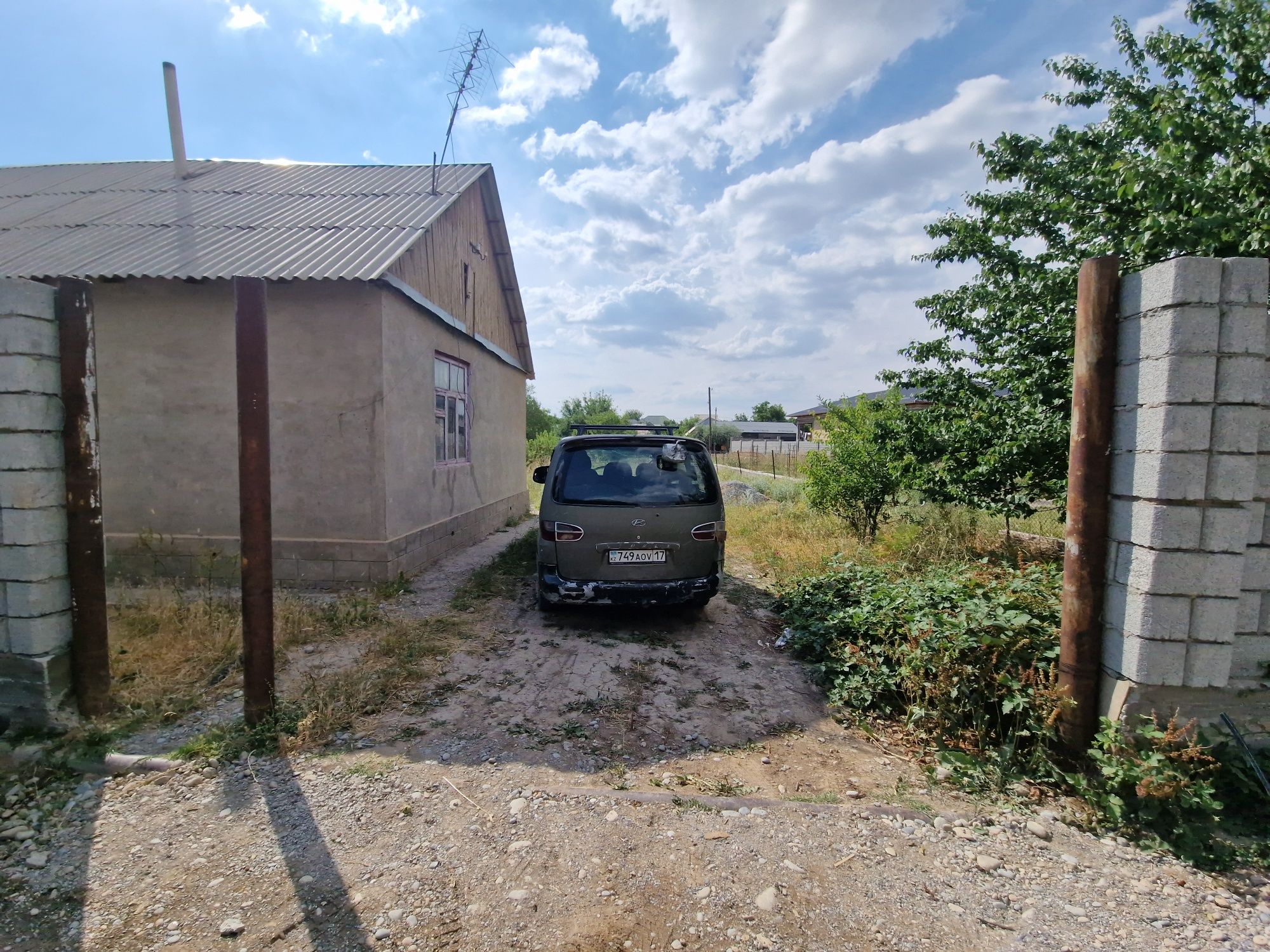 Бозарықта үй жерімен сатылады