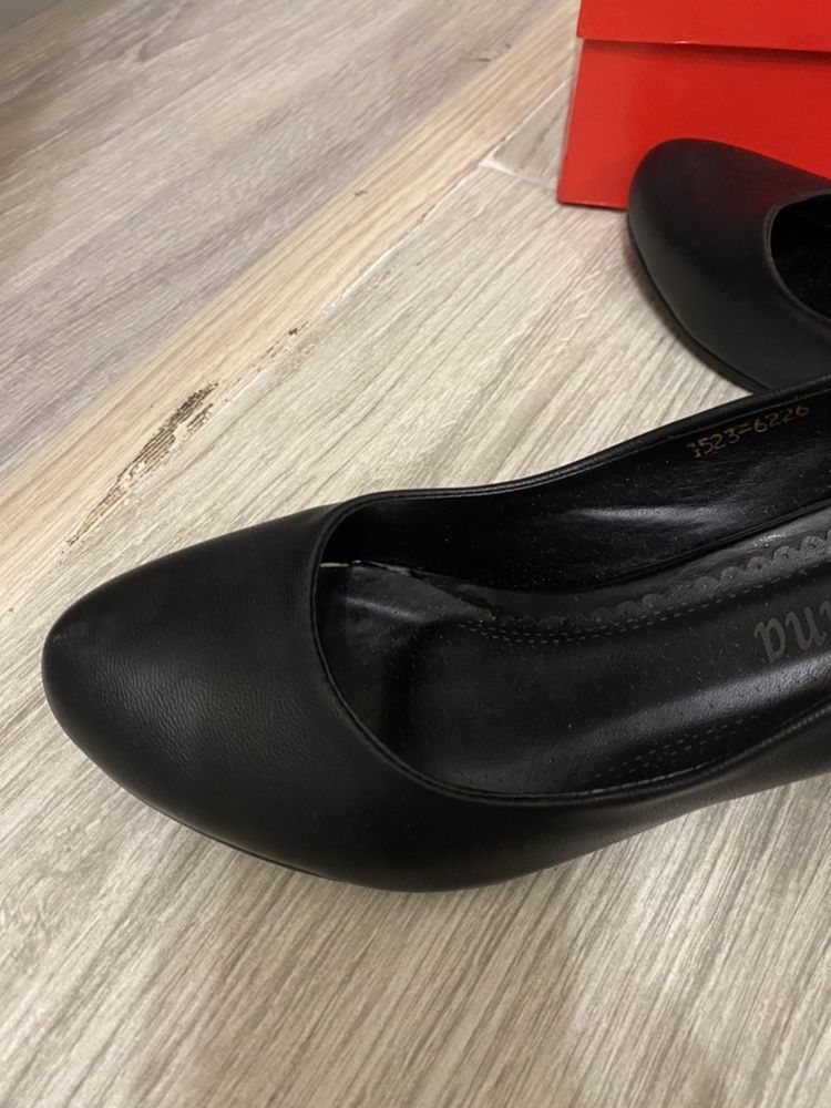 Продам черные туфли