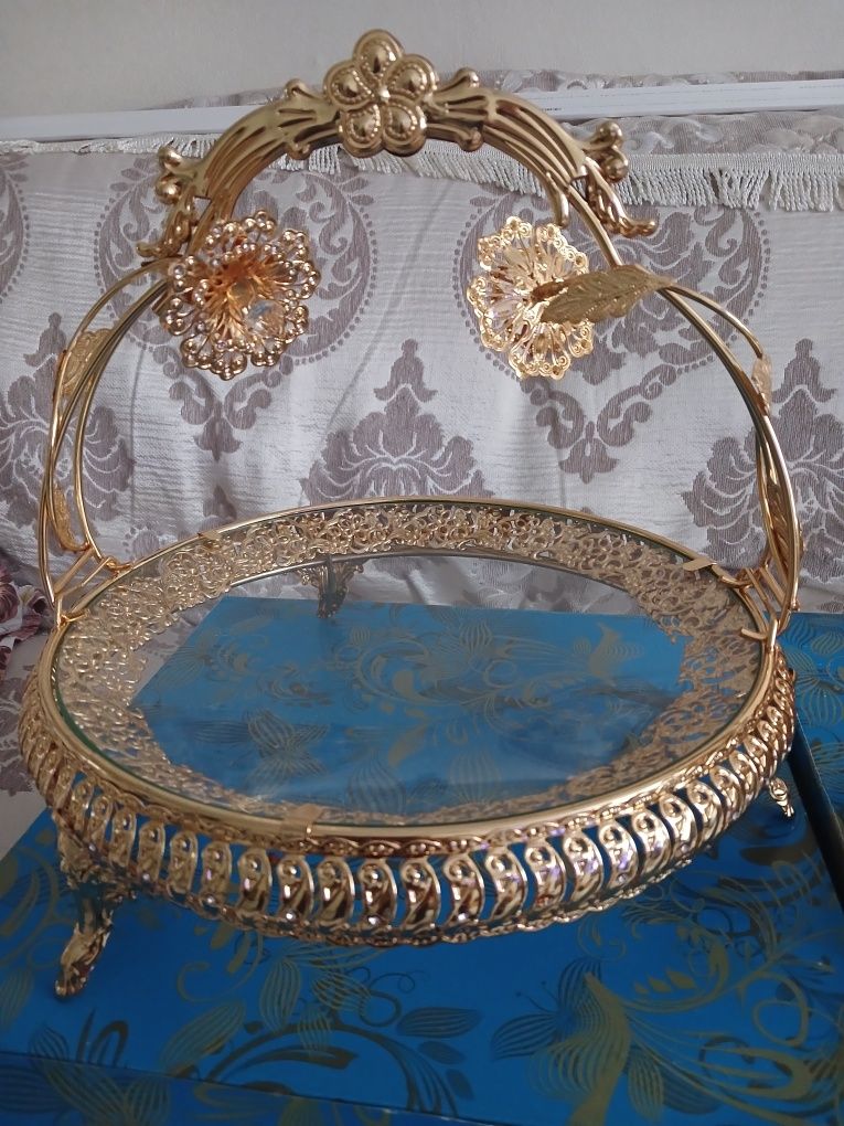 Продаётся две стеклянные менежницы