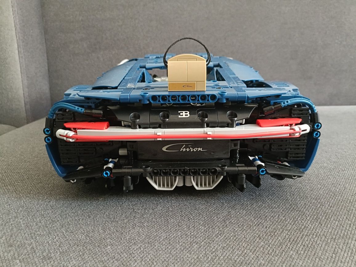 Сумка от Bugatti — шубу не вмещает, зато Chiron идёт в комплекте