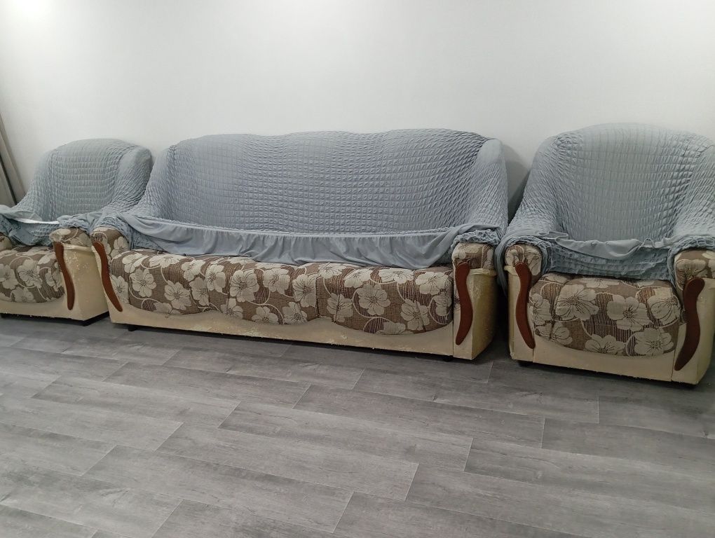 Продам б/у диван с двумя креслами