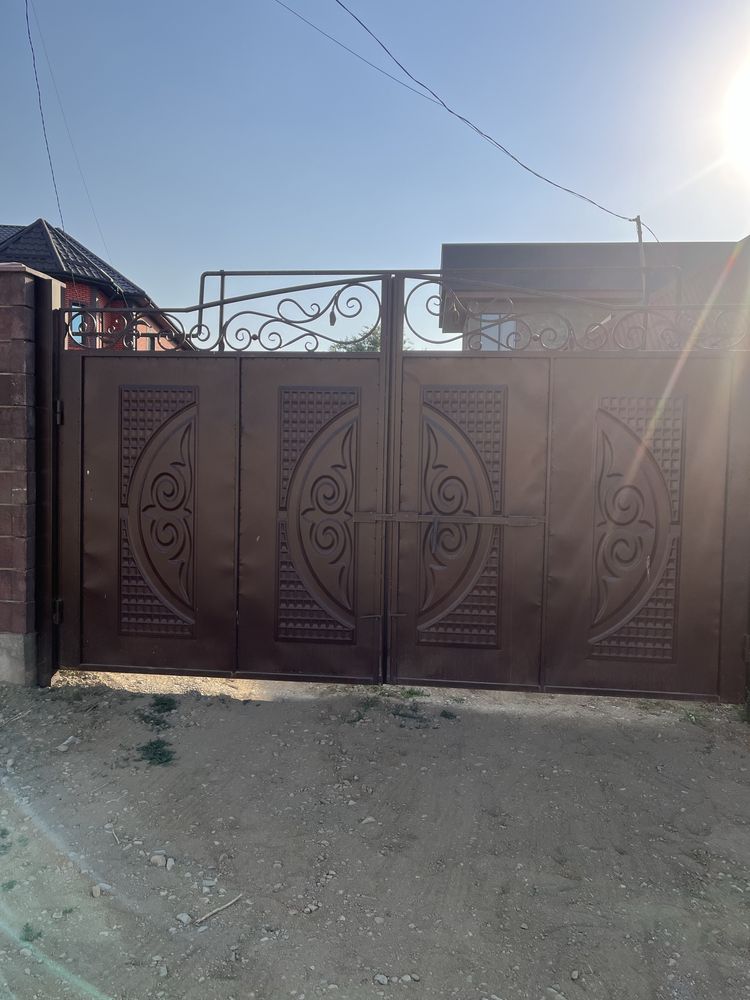 Продам ворота с калиткой со стойкой и замком
