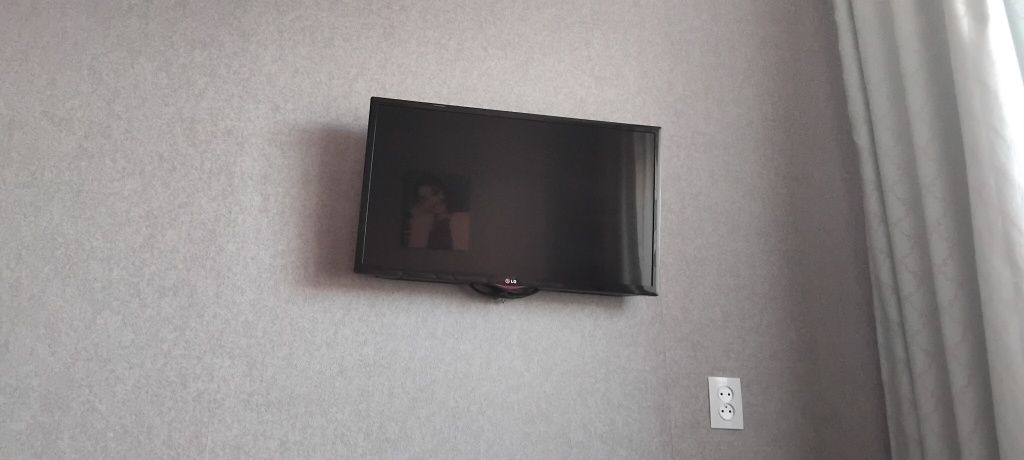 Продаётся телевизор LG  32 дюйма+ кронштейн