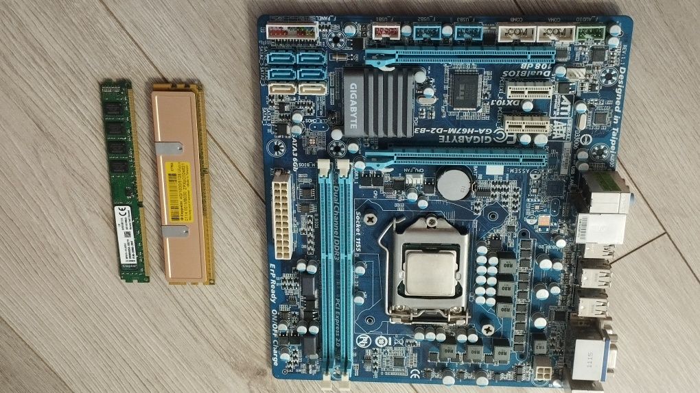 Продам комплект Gigabyte LGA1155 GA-H67M,  ddr 3 - 2*4Gb, проц i5 2300
