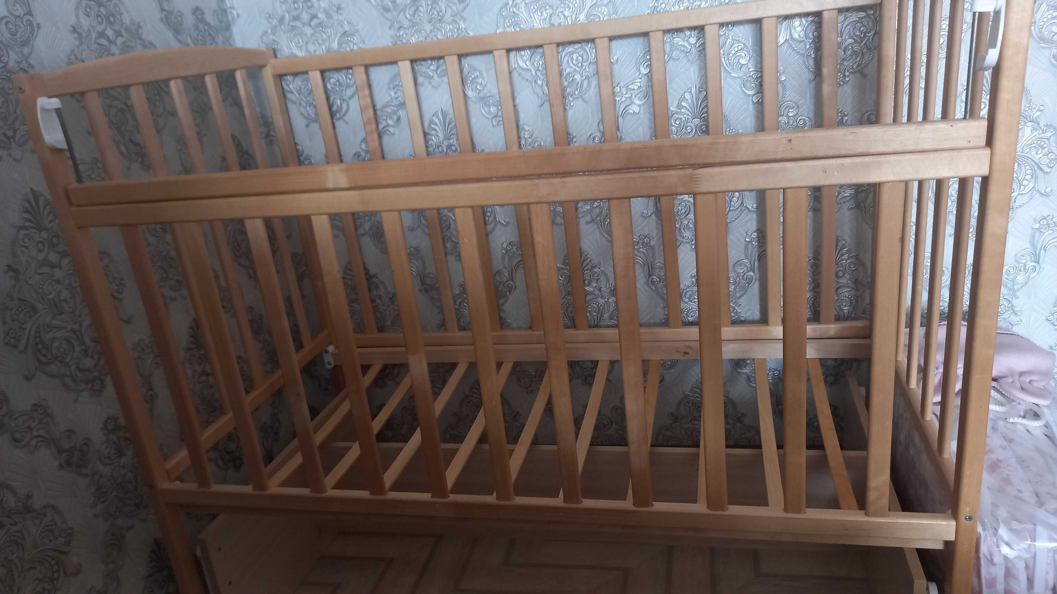 Продам детскую  кроватку маятник