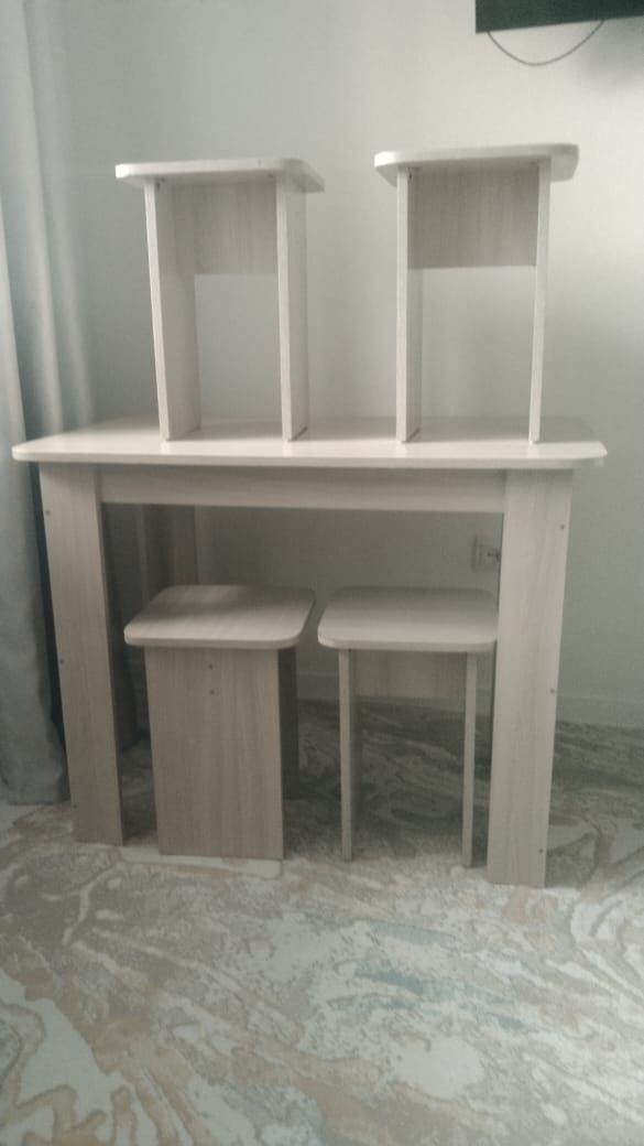 Продам стол с 4 табуретками
