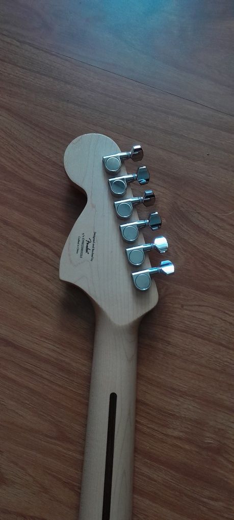 Срочно продаю Электрогитару Squier в идеальном состоянии