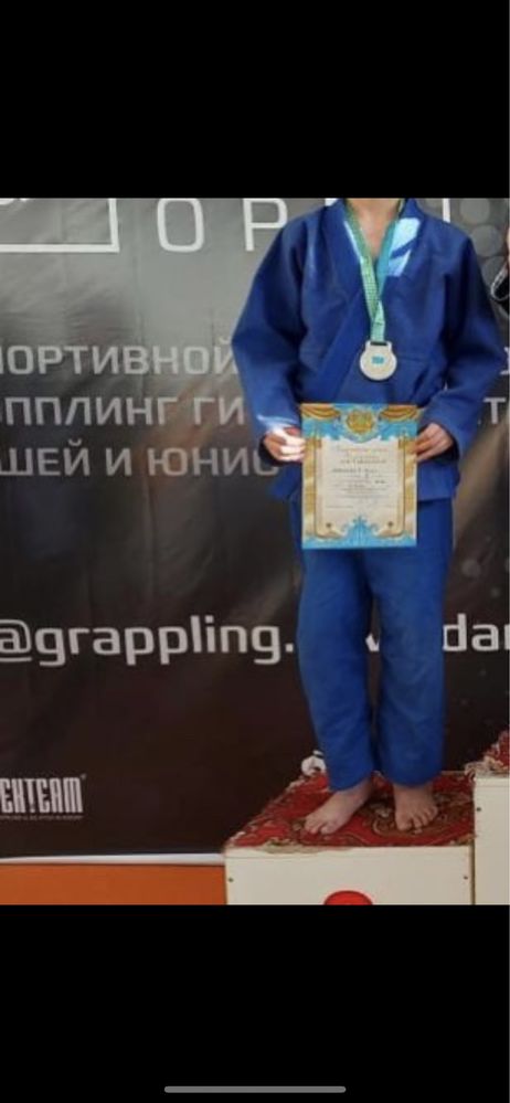 Кимоно для подростка на рост 140-160,покупали за 27.000.Продам за 9000