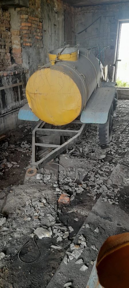 продаю  пищевые бочки/с прицепом на колёсах 1 тонна(