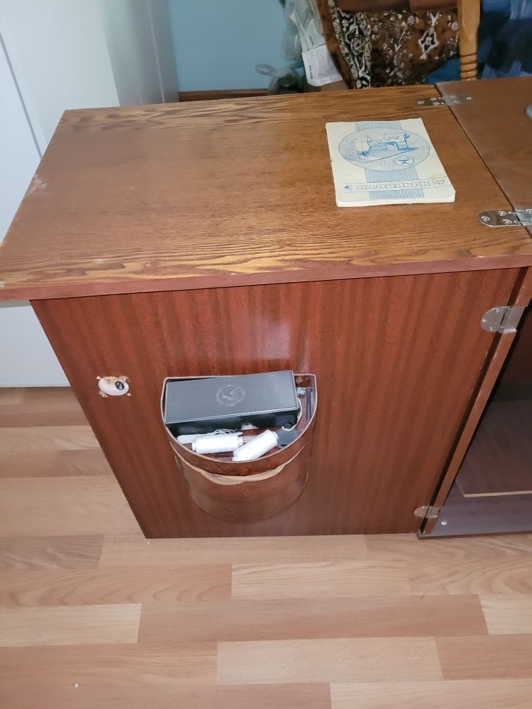 Подольская бытовая швейная ножная машинка